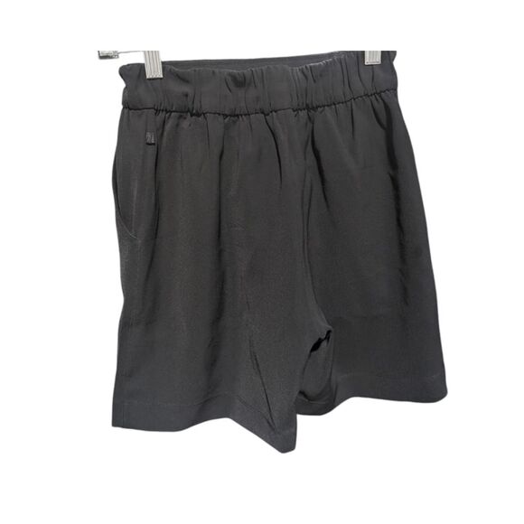 LULULEMON ATHLETICA Noir Hi-Rise Short '5.5" In Black Size 2 - Picture 5 of 5